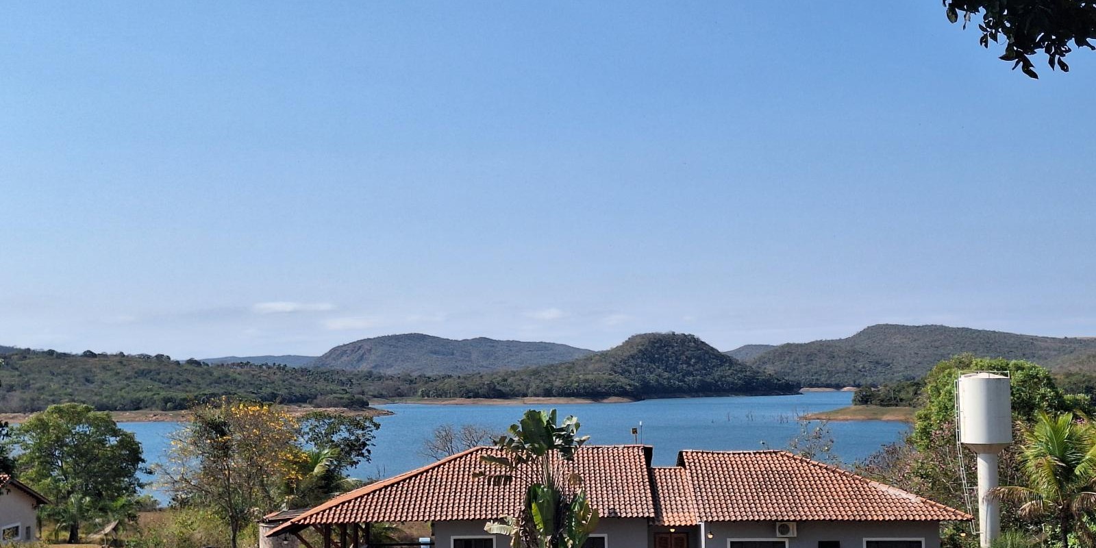 Casa na beira do Lago Corumba - Foto 1 de 20